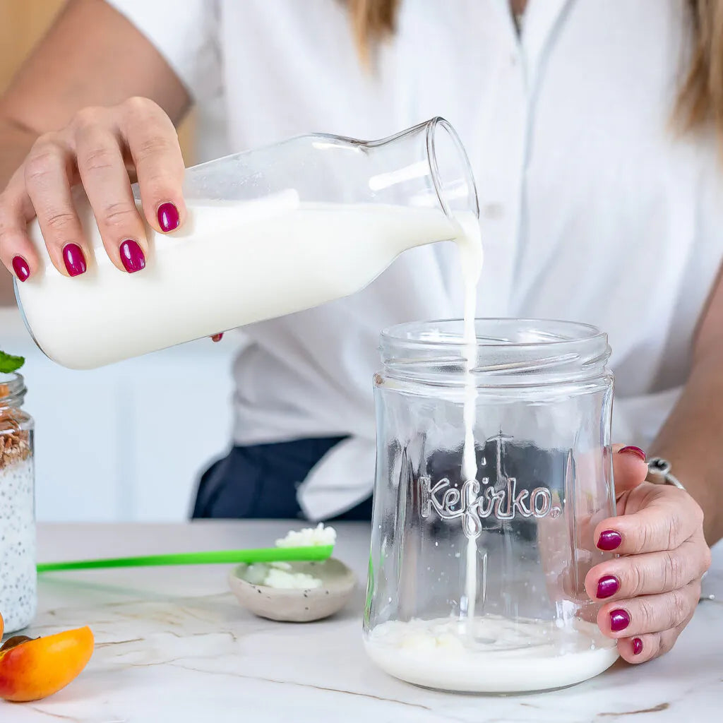 Tej hozzáadása a Kefirko kefir fermentáló üveghez