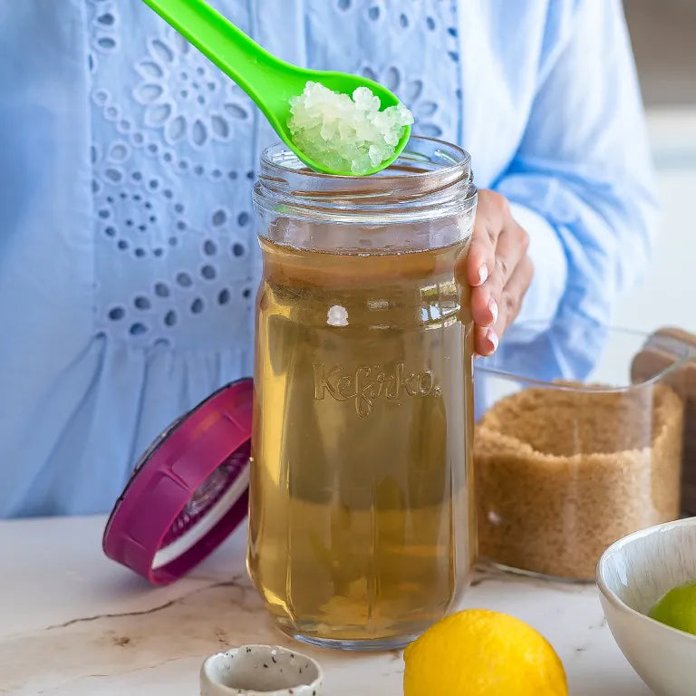 Vízkefir fermentálása Kefirko üvegben szobahőmérsékleten