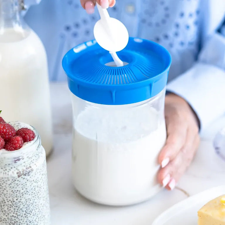 Tejkefir leszűrése beépített szűrőfedéllel és terelőlapval