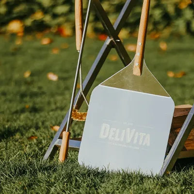 DeliVita kézműves pizzalapát – 30 x 66 cm, rozsdamentes acél és olajfa nyél