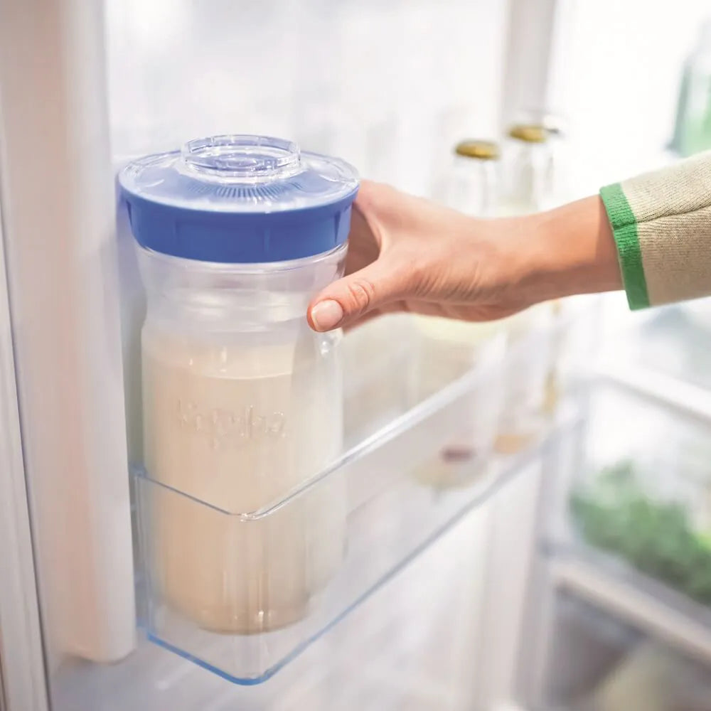 Kefirko kefir fermentáló üveg hűtőajtóban tárolva
