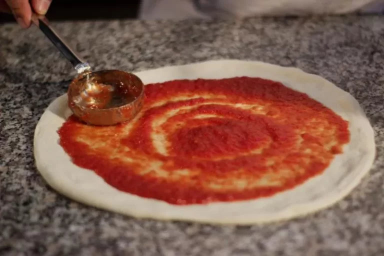 Rozsdamentes pizzaszósz terítő kanál – 170 g kapacitás - kézben