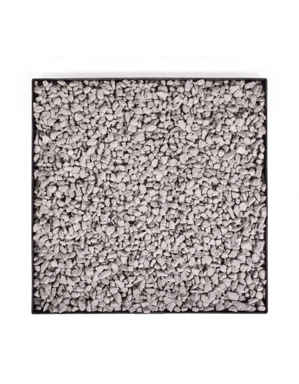 Négyzetes acél alap tűzrakó tálhoz, 100×100 cm – dekorációs kövekkel, perspektíva.