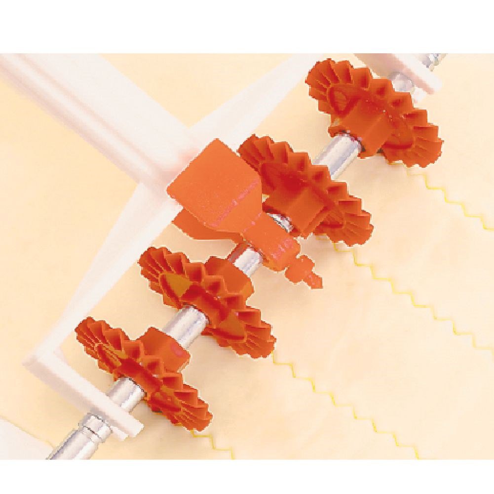 Állítható tésztavágó kerekek közelről – egyenes és cakkos élű derelyevágó házi tésztához