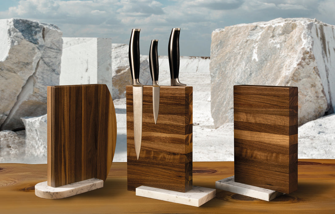 Artelegno Carrara 94/WLM mágneses késblokk diófából, carrarai márvány talppal – lifestyle fotó márványbánya háttérrel; a kések illusztrációk, nem tartozékok