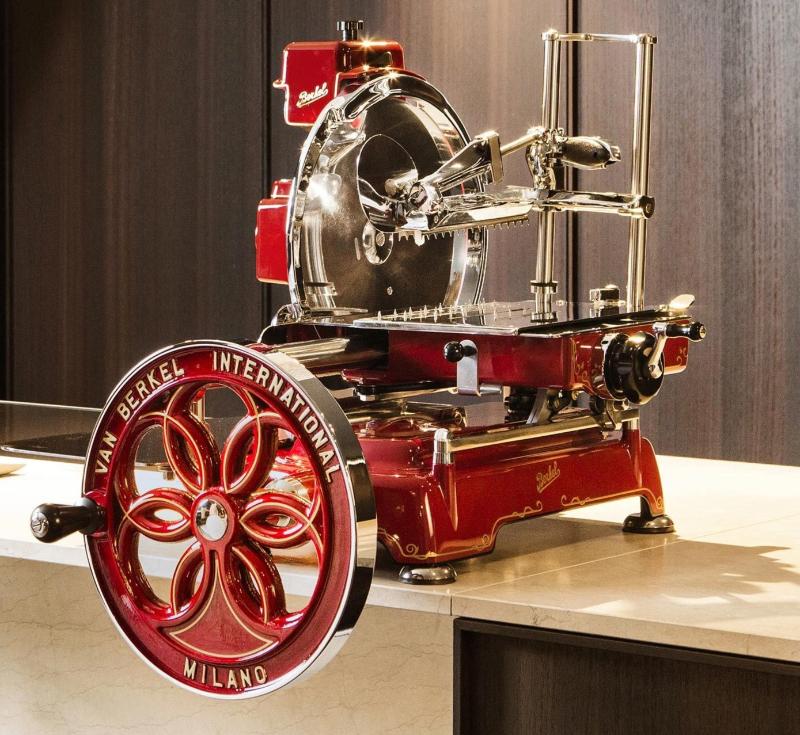 Berkel Flywheel B114 RED szeletelő - ú füstölt vagy érlelt hús hajszálvékonyra szeleteléséhez.