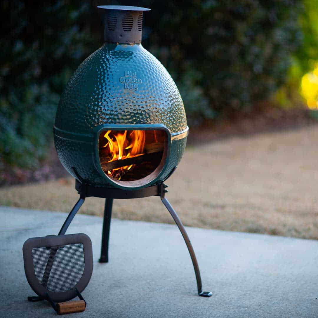 Big Green Egg Chiminea kültéri kerámia kerti kandalló égő tűzzel, teraszon elhelyezve

