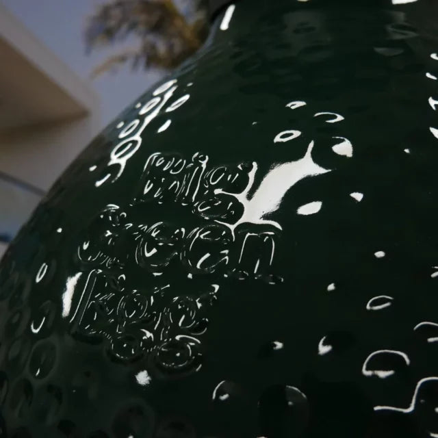 Big Green Egg kerámia felület közelről, tükröződő felületi textúra részlettel