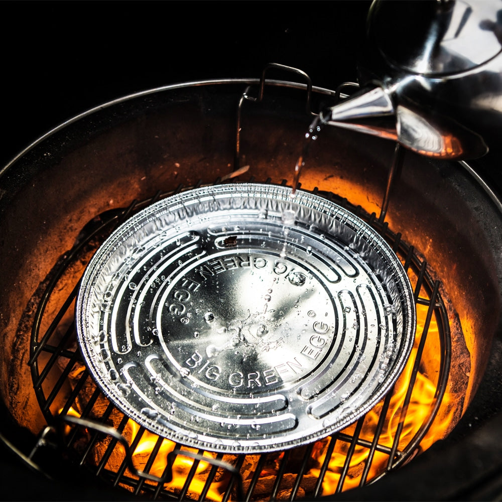 Big Green Egg eldobható alumínium csepegtető tálca grillezéshez, víz hozzáadása a párás sütéshez, faszén felett elhelyezve


