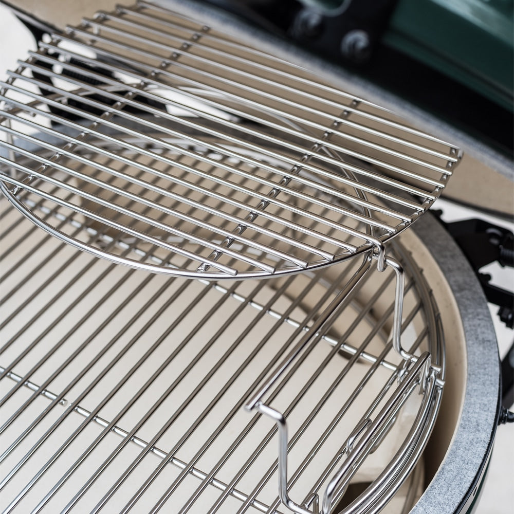 Big Green Egg EGGspander készlet beépítve a grill belsejébe, több szinten elhelyezett rozsdamentes rácsokkal

