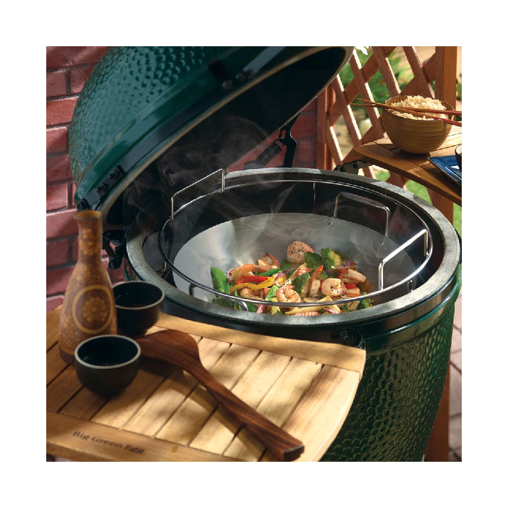 Gőzölgő étel Big Green Egg szénacél wokban, tálalásra kész állapotban, autentikus kiegészítőkkel.