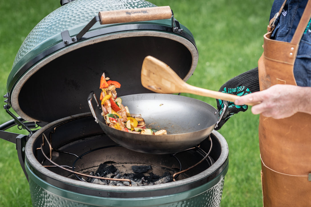 Ázsiai jellegű tészta- és zöldségételek készítése Big Green Egg szénacél wokban faszénen.