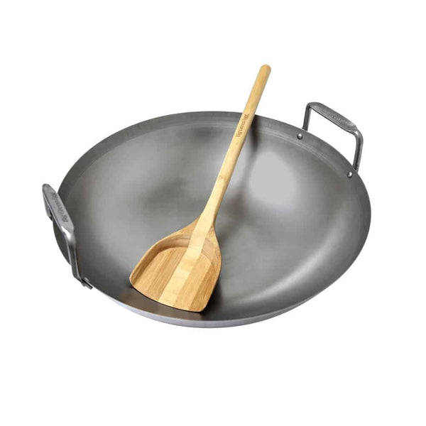Big Green Egg szénacél wok fa spatulával, két füllel, stir-fry ételekhez.