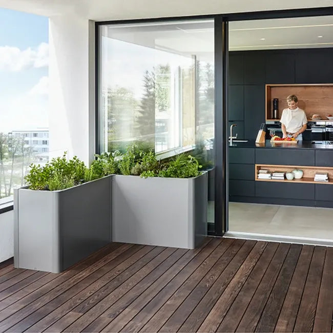 Biohort Belvedere L-alakú magaságyás ezüstmetál színben – prémium fém növénytartó erkélyre vagy teraszra, friss fűszernövényekkel.