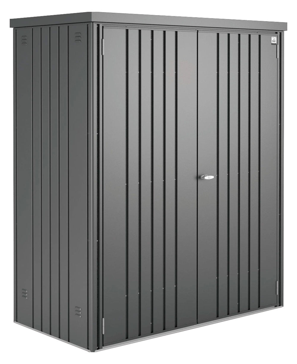 Sötétszürke-metál színű, időjárásálló Biohort szerszámos szekrény dupla ajtóval, kültéri tárolásra tervezve.