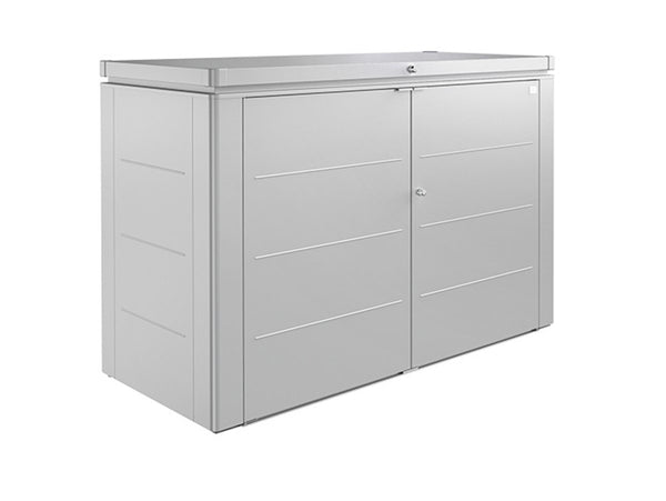Biohort HighBoard ezüstmetál színben, zárható kültéri fém tárolószekrény , modern dizájnnal kerti eszközök vagy kerékpár tárolására.