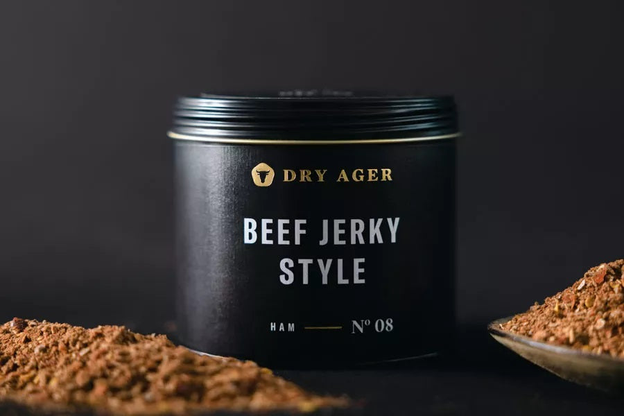 Dry Ager Beef Jerky Style fűszerkeverék fekete dobozban – No. 08 húsérlelő fűszer marhahúshoz, szárított hús készítéséhez.