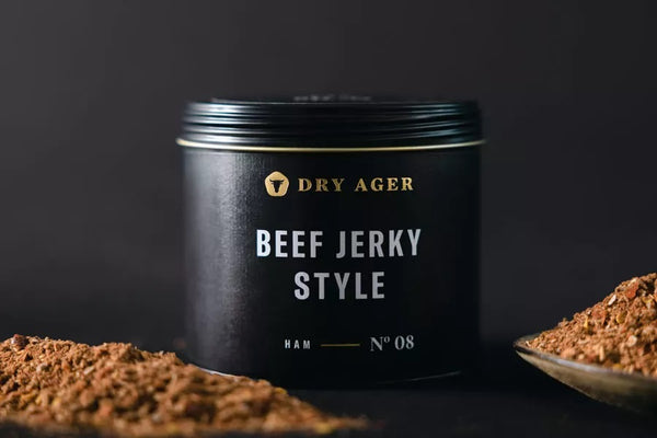 Dry Ager Beef Jerky Style fűszerkeverék fekete dobozban – No. 08 húsérlelő fűszer marhahúshoz, szárított hús készítéséhez.