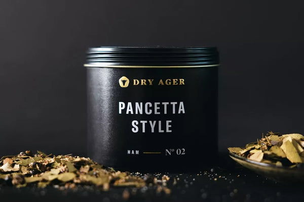 Dry Ager Pancetta Style fűszerkeverék fekete dobozban, sonka érleléséhez – No. 02 prémium húsfűszer levelekkel és keverékkel.