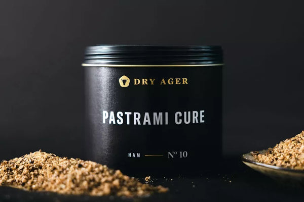 Dry Ager Pastrami Cure fűszerkeverék fekete dobozban – No. 10 húsérlelő keverék pastrami stílusú marhahús készítéséhez.