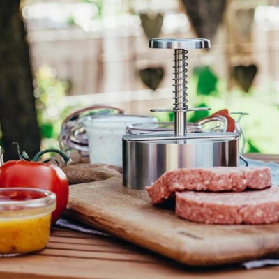 Hamburgerprés a konyhapulton húspogácsákkal, előkészítéshez