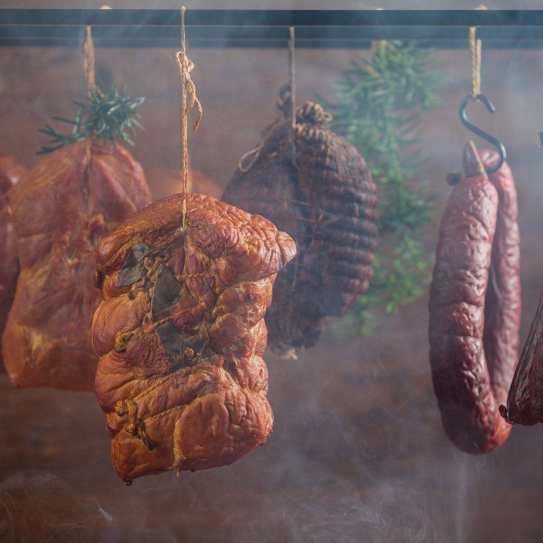 Füstölt húsok és kolbászok hagyományos hidegfüstöléshez