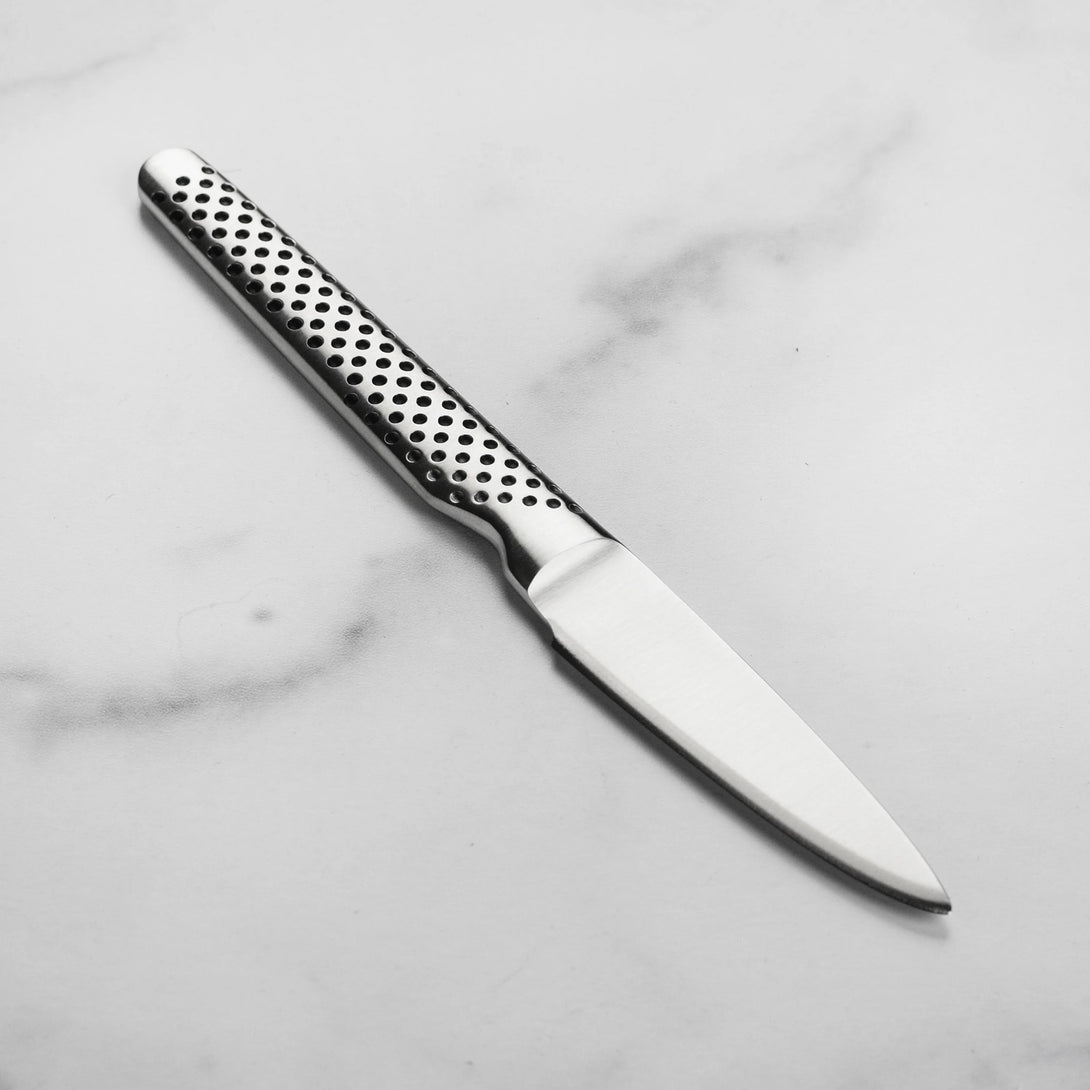 Global GSF-46 7,6 cm-es japán paring kés márvány felületen, precíziós vágásokhoz.
