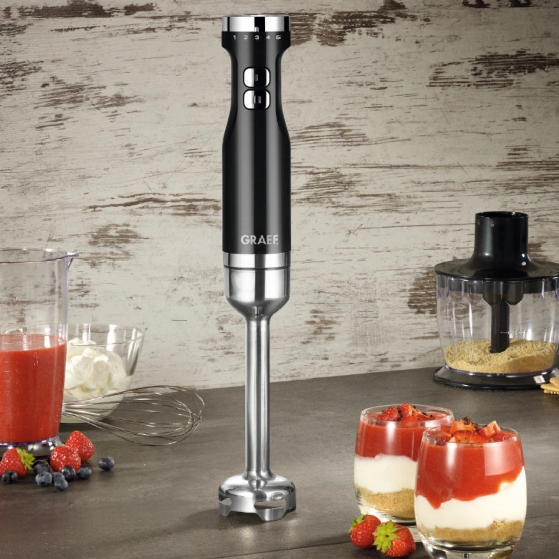 GRAEF HB502 800 W botmixer desszertkészítés közben, háttérben aprító tartozékkal.