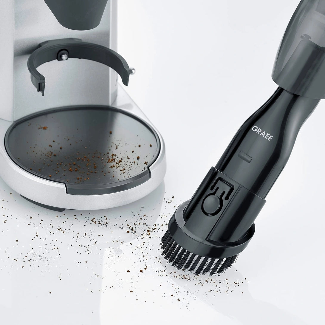 GRAEF KrümelChef KC502 morzsaporszívó kefés fejjel, konyhapulton lévő kávéőrlemény felszívása