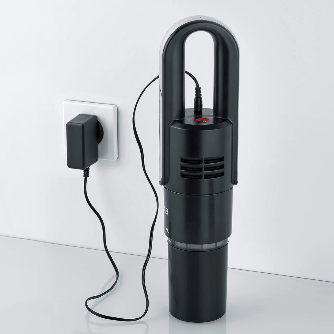 KrümelChef KC502 töltés közben, helytakarékos álló tárolással