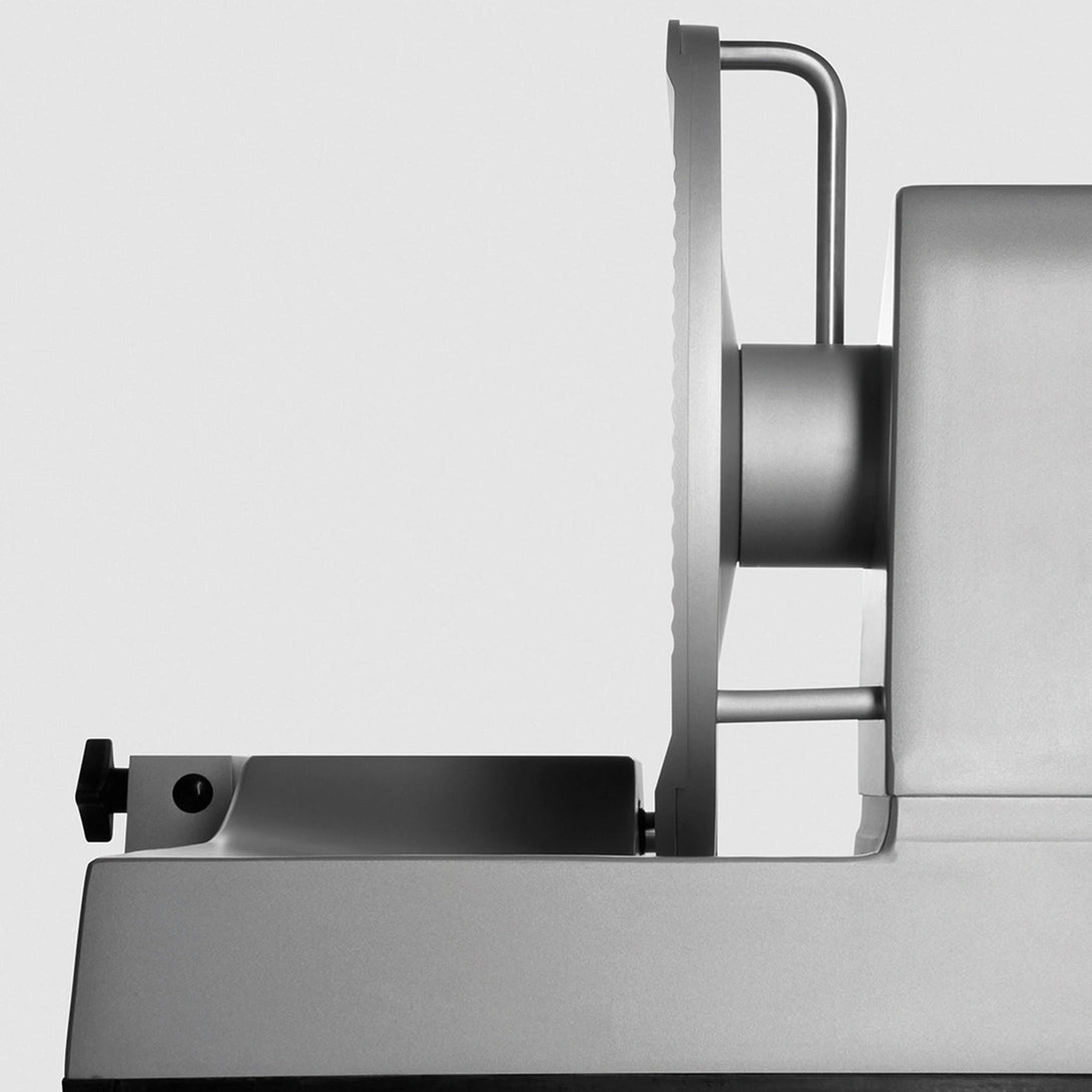 GRAEF Master 3020 ipari szeletelőgép éles, 300 mm-es vágópenge részlete oldalnézetből, precíziós szeleteléshez.