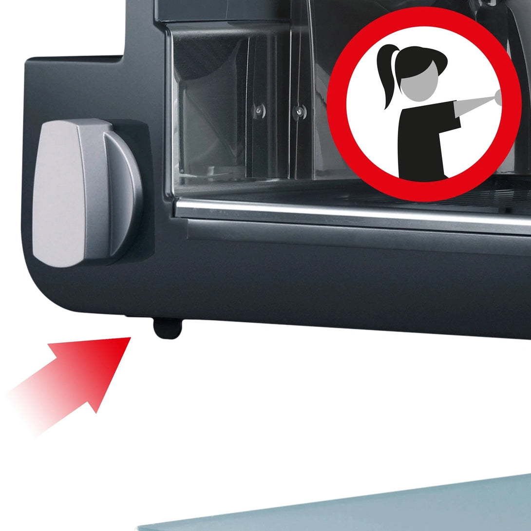 Graef Master M90 gyermekzáras bekapcsolás-gátló (switch-on guard) kapcsolója a kocsi alatt, biztonsági piktogrammal.