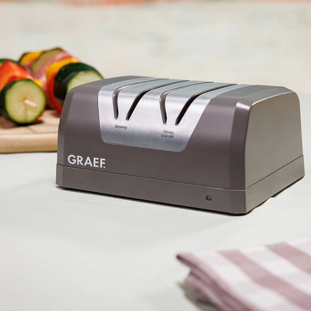 Graef SG820 akkumulátoros késélező a konyhapulton