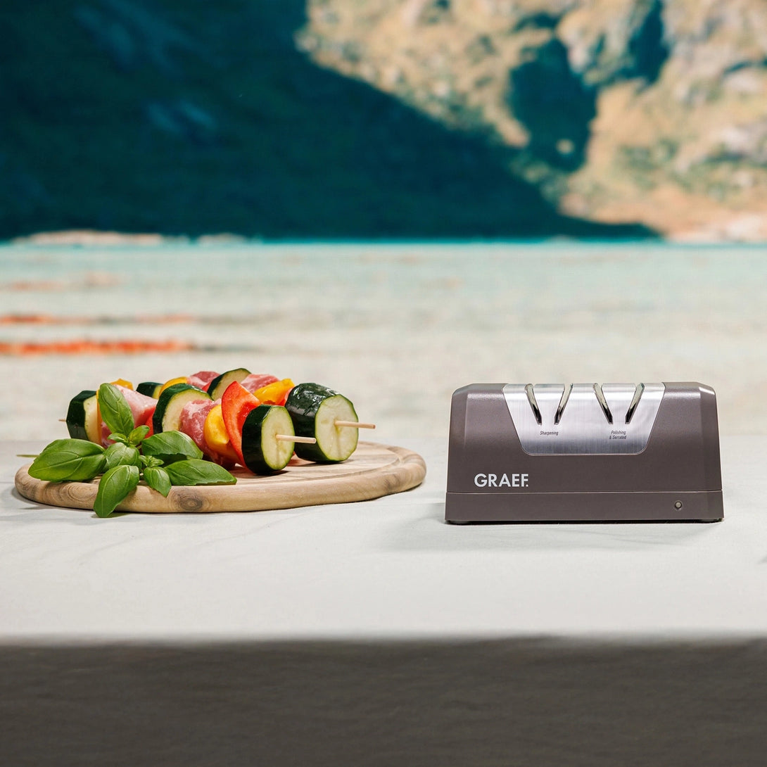 Graef SG820 késélező grill előkészítéshez, zöldséges nyársak mellett