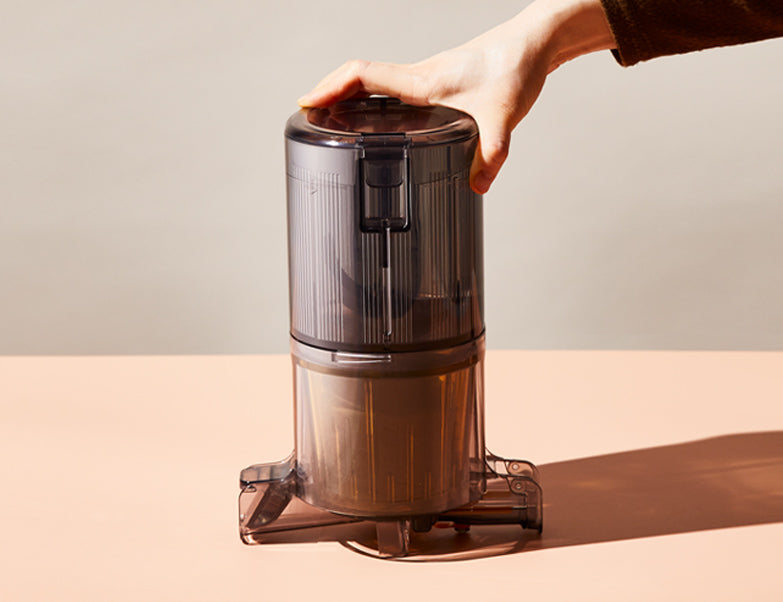 Hurom gyümölcsprés H310A (slow juicer) – préskamra, kézzel a tetőn, kompakt kialakítás