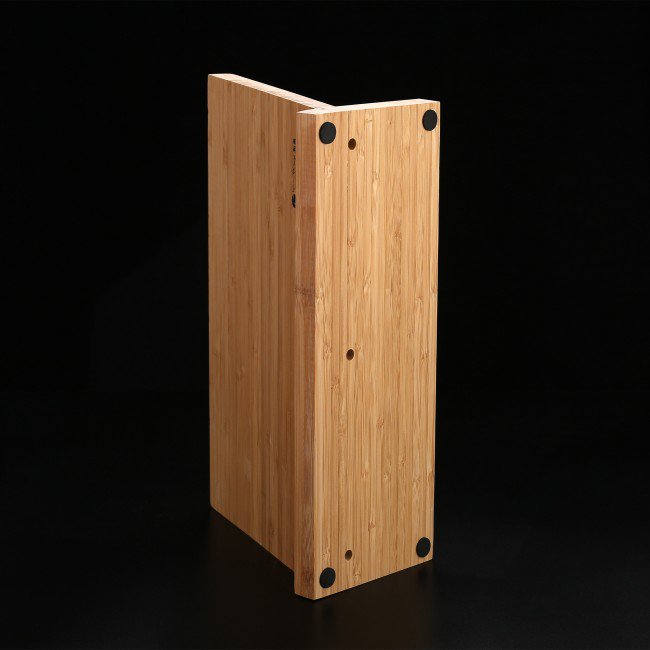 Bambusz mágneses késállvány döntött felülettel és stabil talppal, oldalnézet.