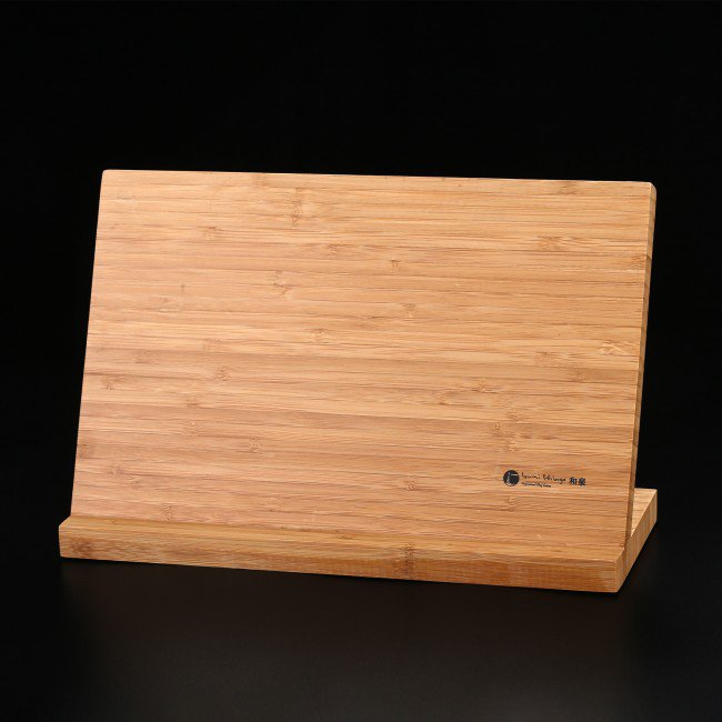 IZUMI ICHIAGO bambusz késállvány stúdiófotón, letisztult, modern kialakítással.