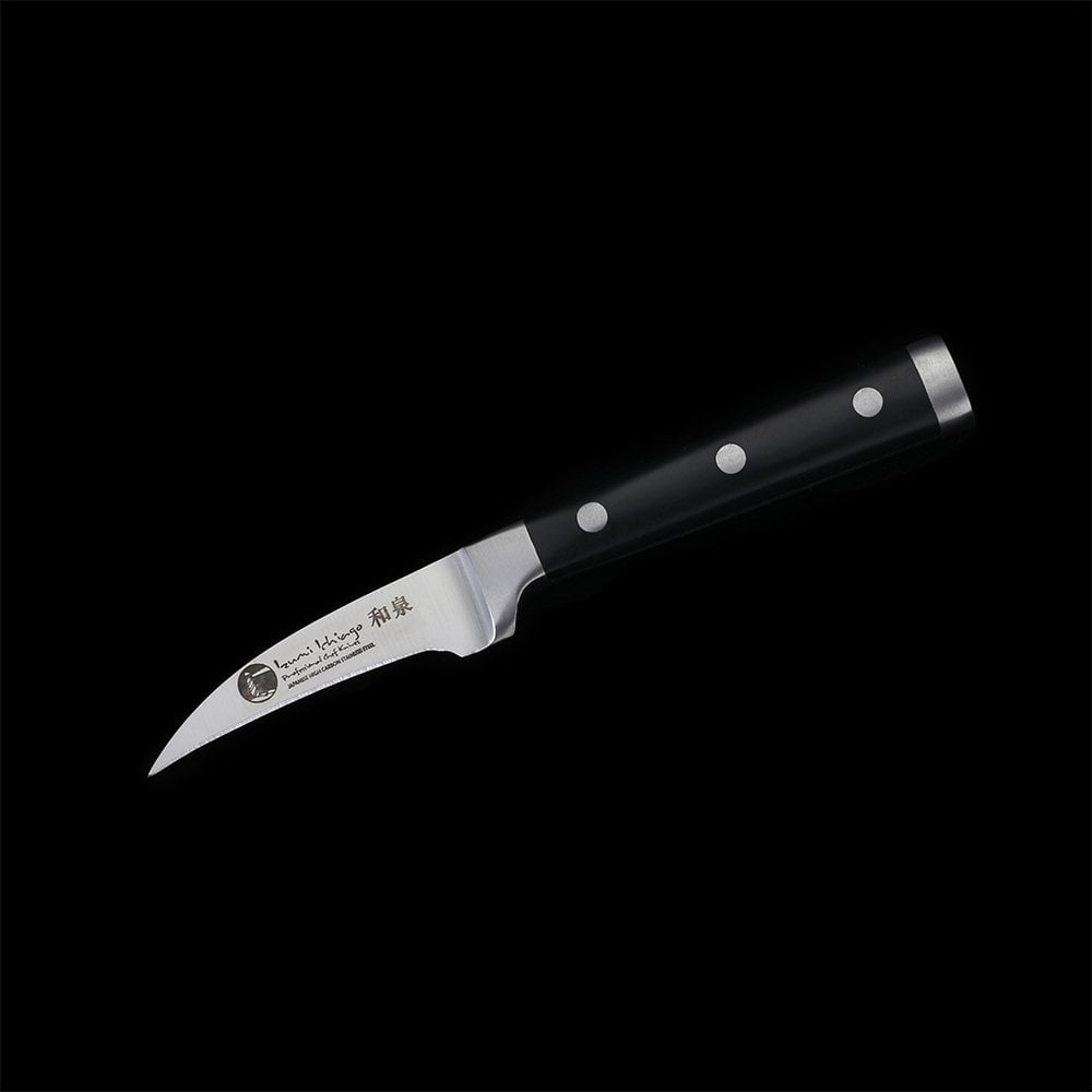 Tourné/gyümölcskés stúdiófotón, rövid ívelt pengével precíz vágásokhoz.