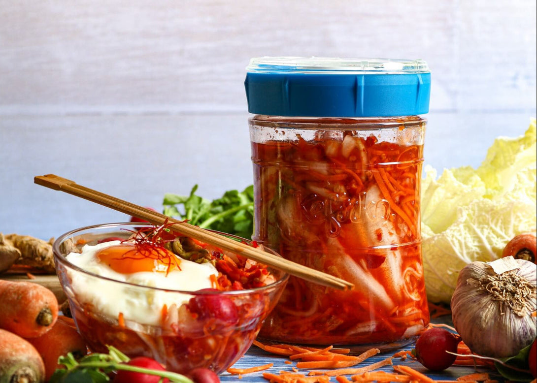 Kefirko fermentáló üveg házi kimchivel, káposztával, répával és fokhagymával