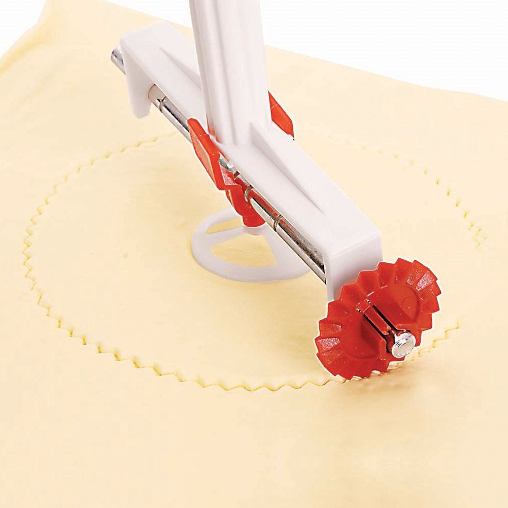 Cakkos szélű körkivágás tésztában állítható derelyevágóval – ravioli és sütemény készítéséhez