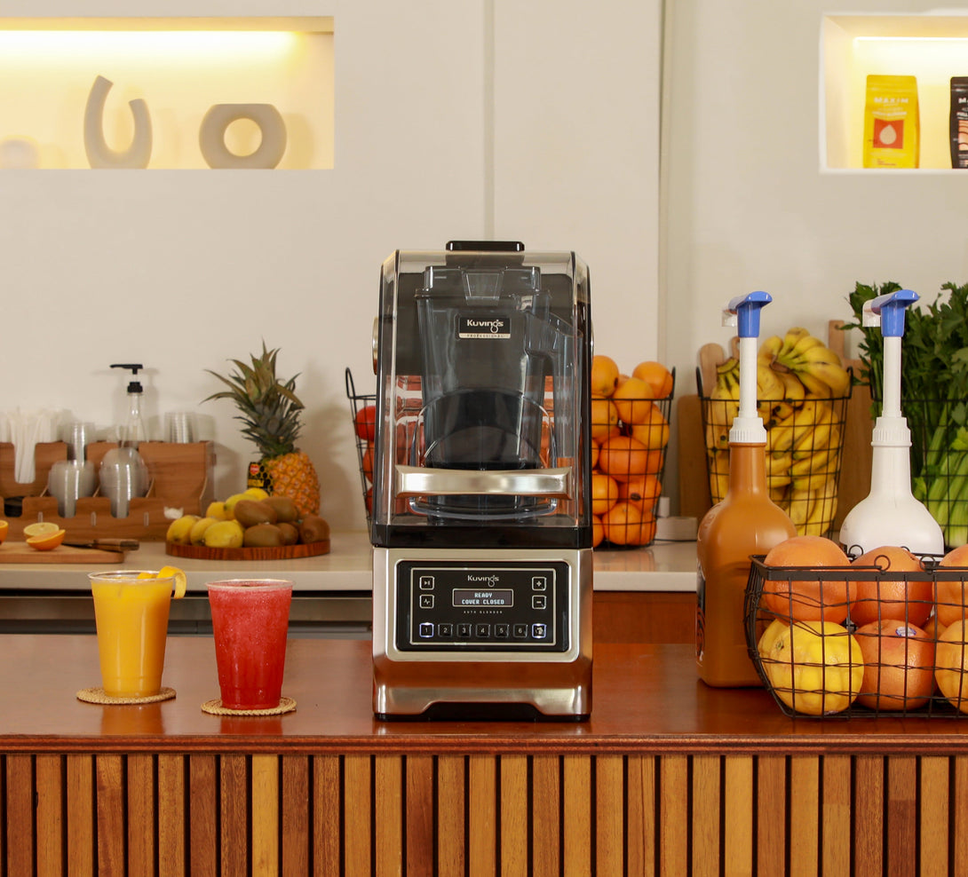 CB980 kijelzőn „READY” üzenet, mellette frissen készült smoothie-k és gyümölcsök