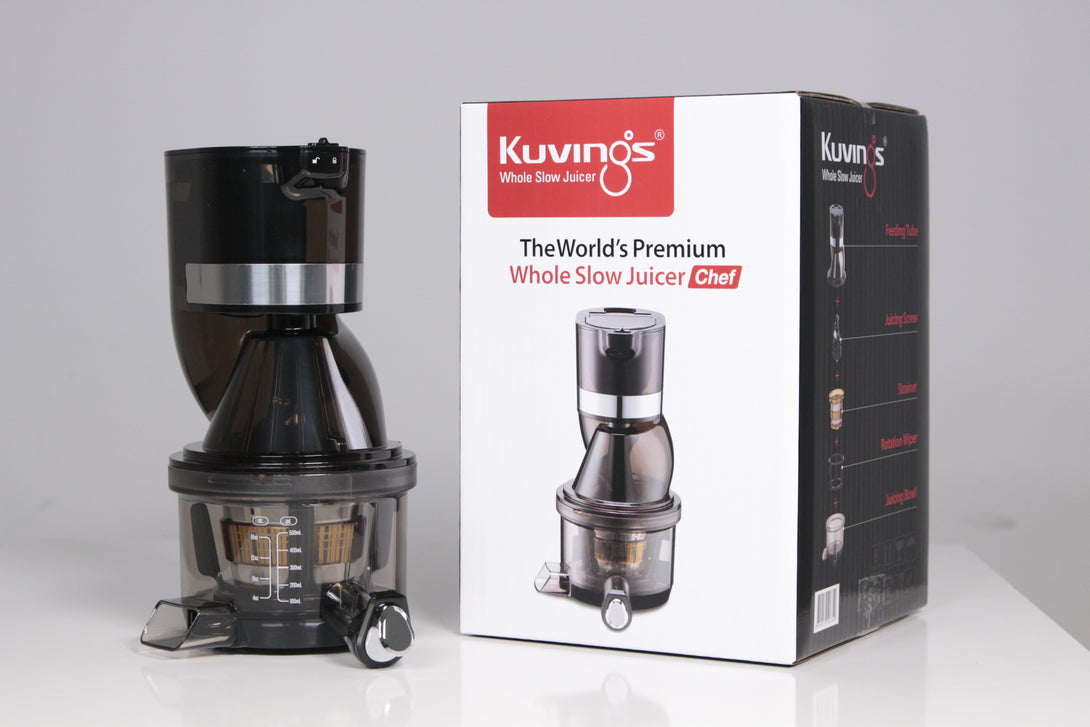 Kuvings CS600 (KCS-6000E) Chef profi lassú présgép ezüstmetál kivitelben a termékdoboz mellett.