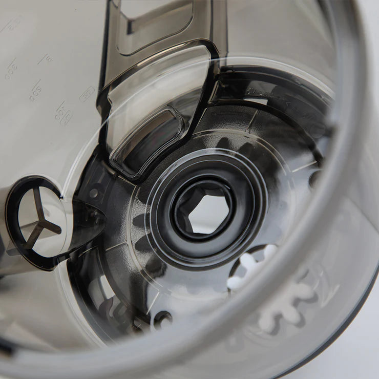 Kuvings EVO820 slow juicer dob belső részlete, széles rostkivezető nyílás a könnyebb tisztításhoz