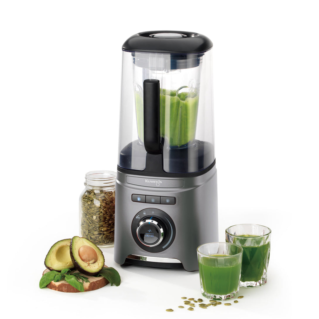 Kuvings SV-400M vákuumos turmixgép zajcsökkentő burkolattal, Tritan kehelyben készülő zöld smoothie, avokádóval és magokkal.