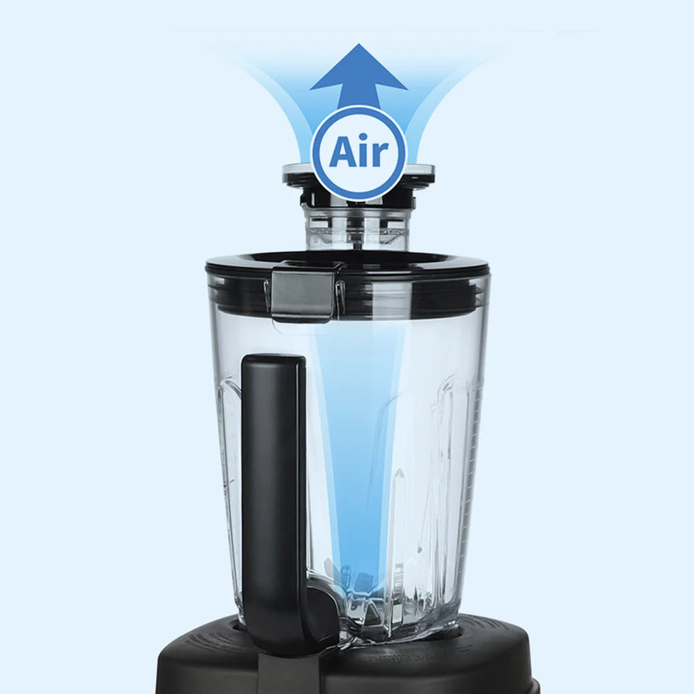 Kuvings SV-400M vákuumos turmixgép zajcsökkentő fedéllel, zöld smoothie-val Tritan kelyhében.