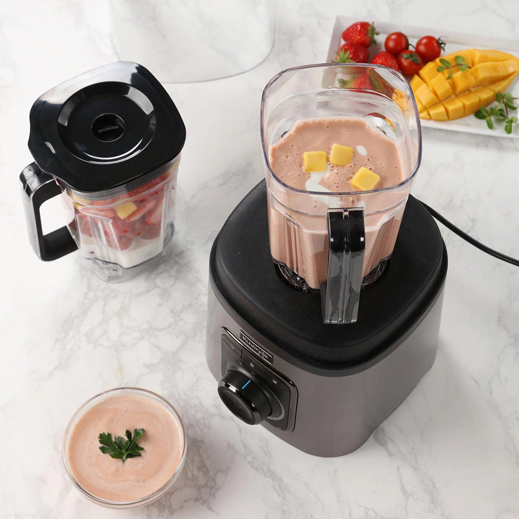 SV500M zajvédő burkolattal, gyümölcsös smoothie készítése közben – csendes működés.