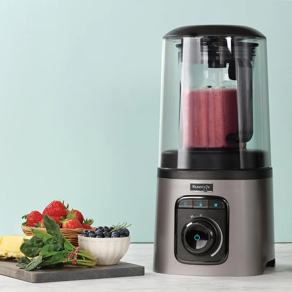 SV500M zajvédő burkolattal, gyümölcsös smoothie készítése közben – csendes működés.