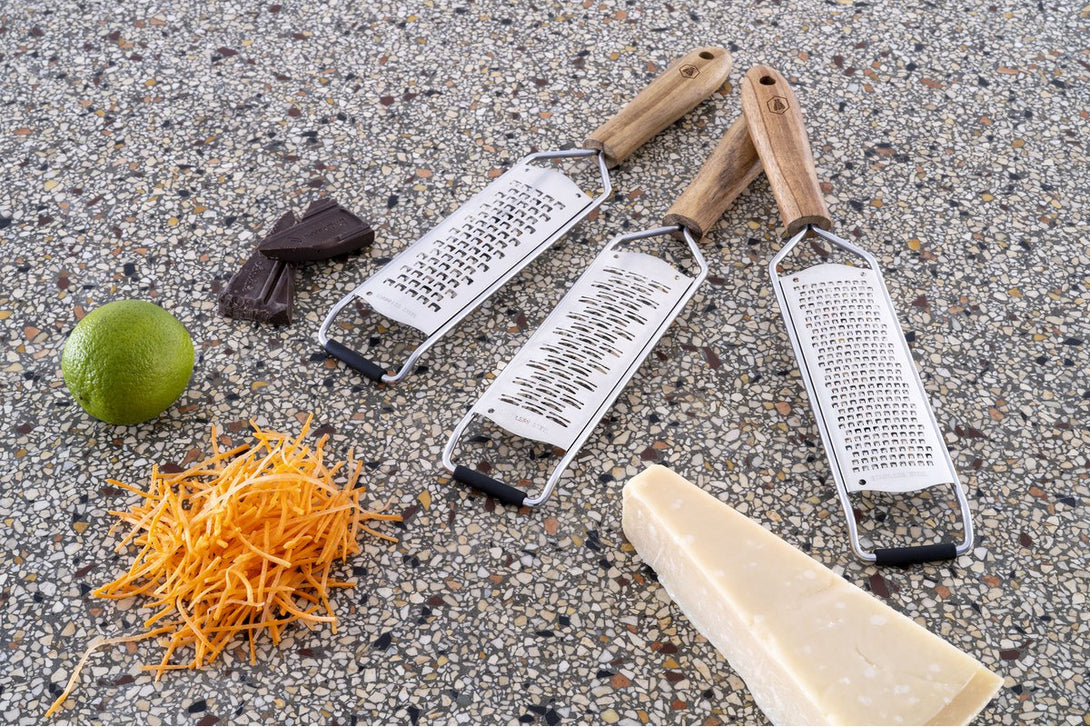 Laguiole 3 részes konyhai reszelőkészlet használat közben: citrus, csokoládé és sajt reszeléséhez.