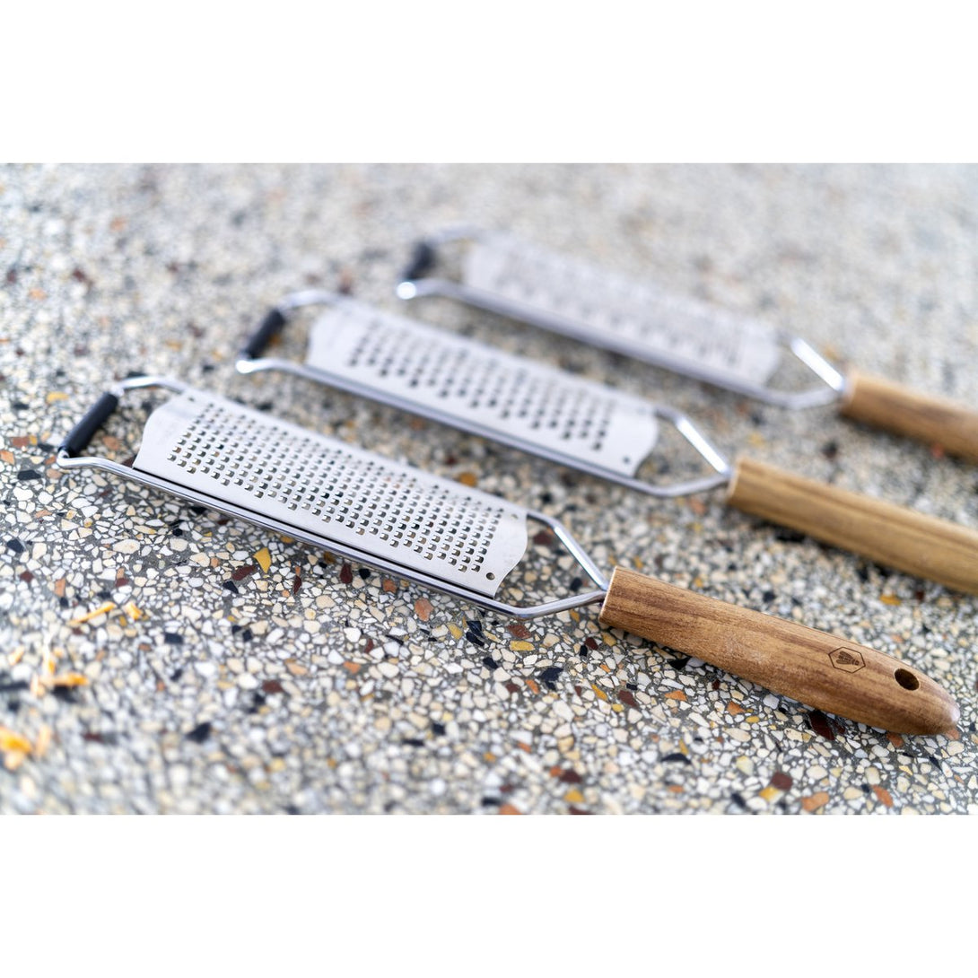 Rozsdamentes acél reszelőfejek fa markolattal, közeli nézet.