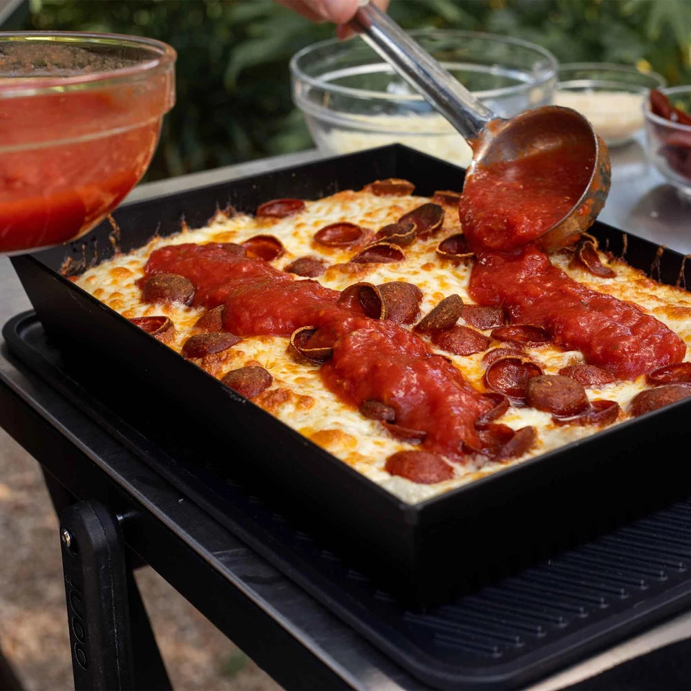 Ooni Detroit pizza serpenyő medium méretben, használatban.